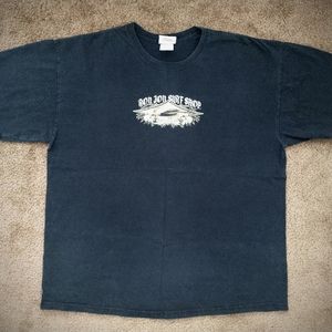 Black t shirt . Surf